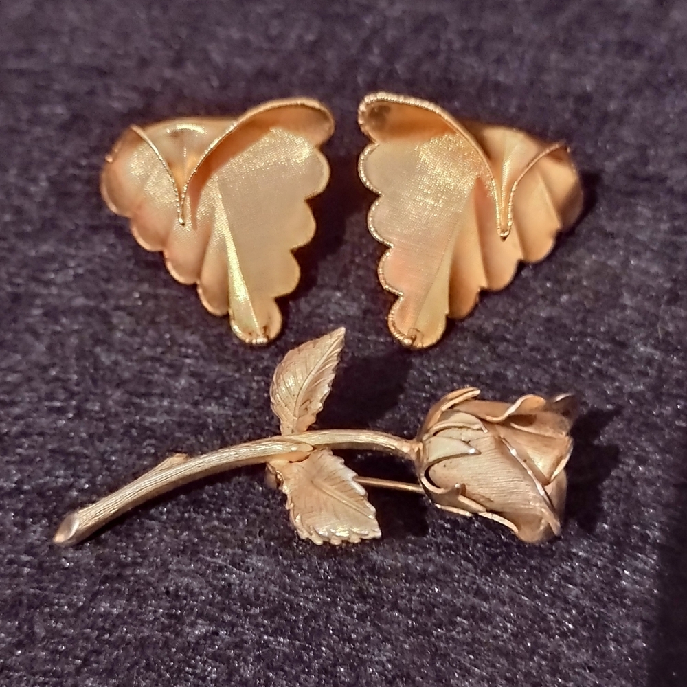 Elegant Gold Rose Brooch and Leaf Earrings Set